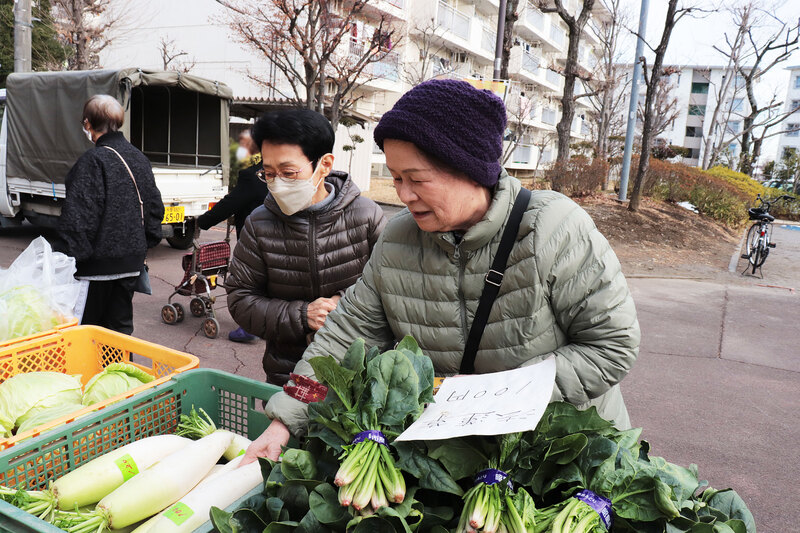画像：田中団地第2集会所前広場での即売会