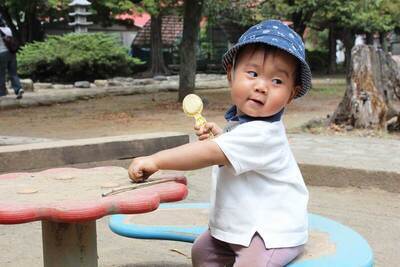 画像：砂場で遊ぶ男の子