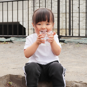 水を飲む子どもの写真
