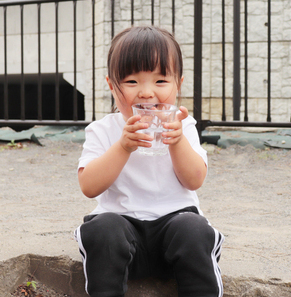 水を飲んでいる子どもの写真