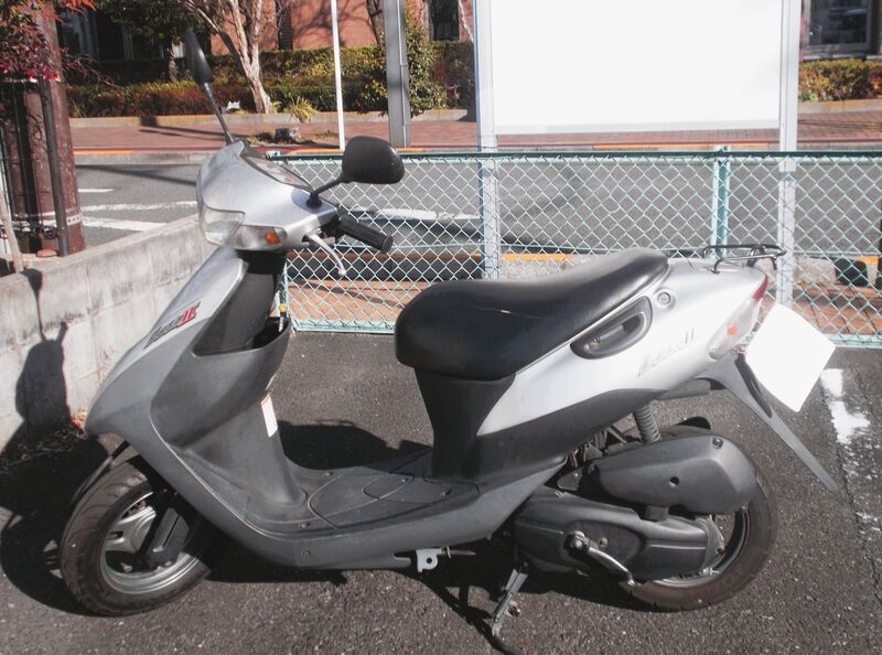 原付バイク横の写真