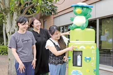 給水スポットを使っている市民の写真