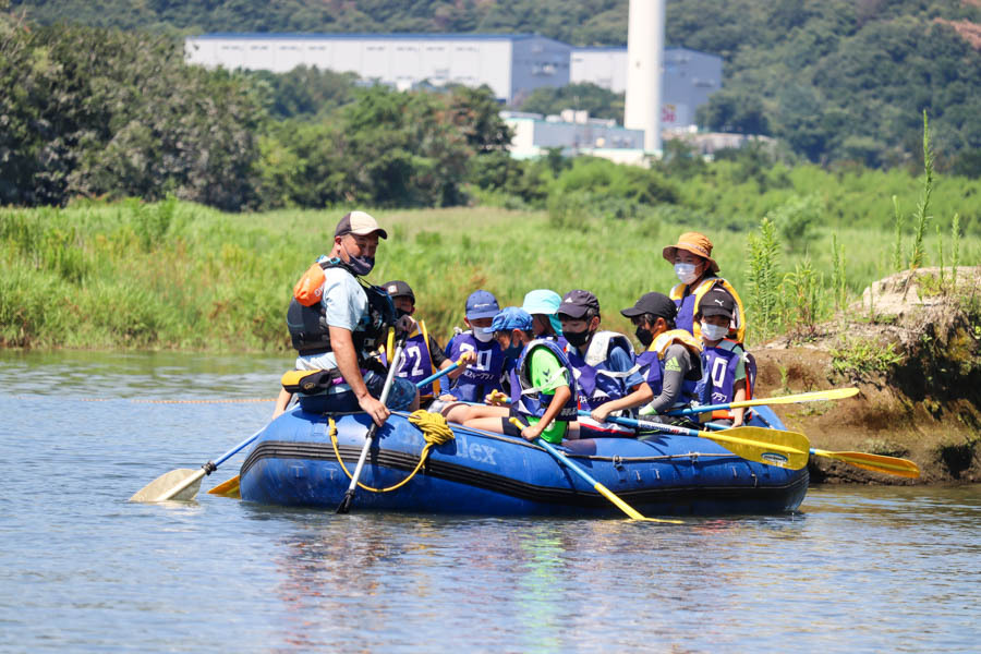 写真：ボートに乗る子ども