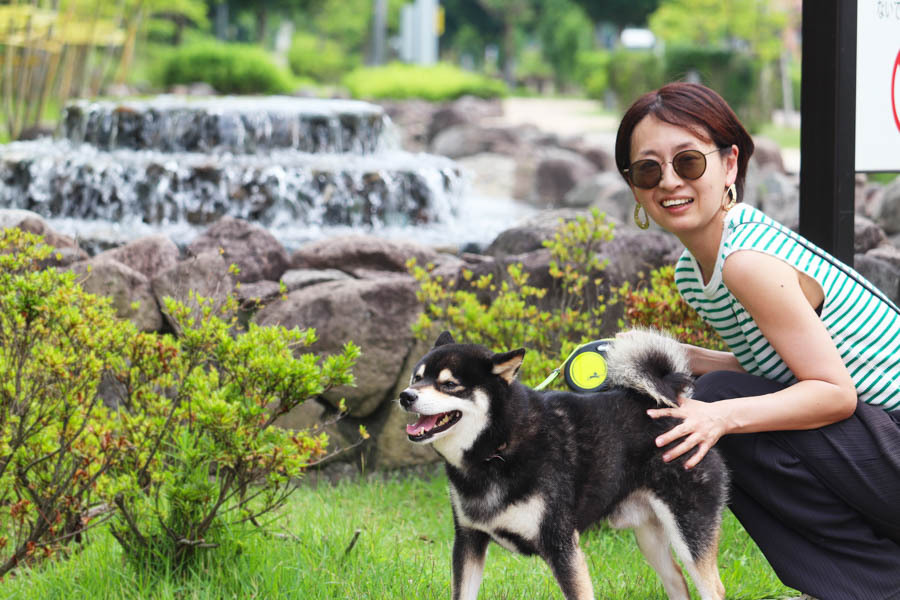 写真：散歩をする女性と犬