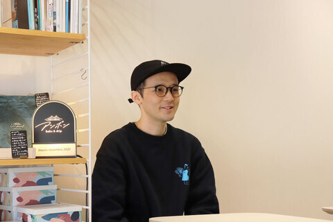 画像：インタビューを受ける店主