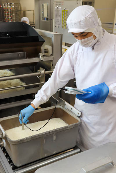 炊けたご飯の温度チェックの写真