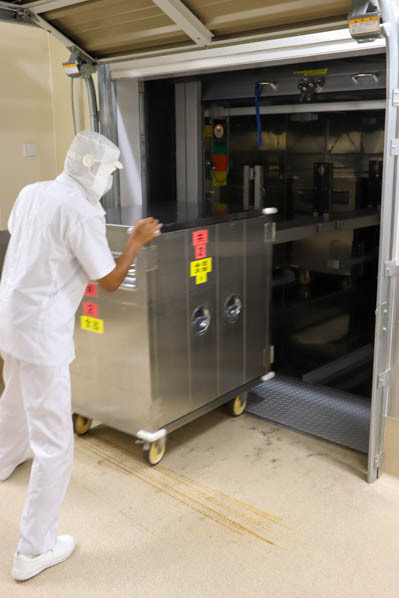 トラックに積み込まれる給食の写真