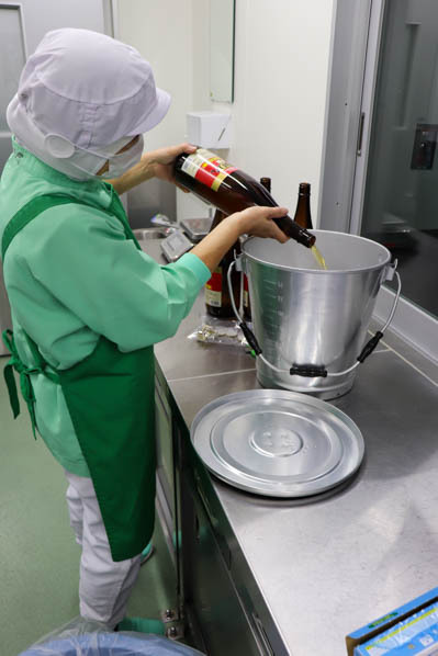 みりんを計量している写真