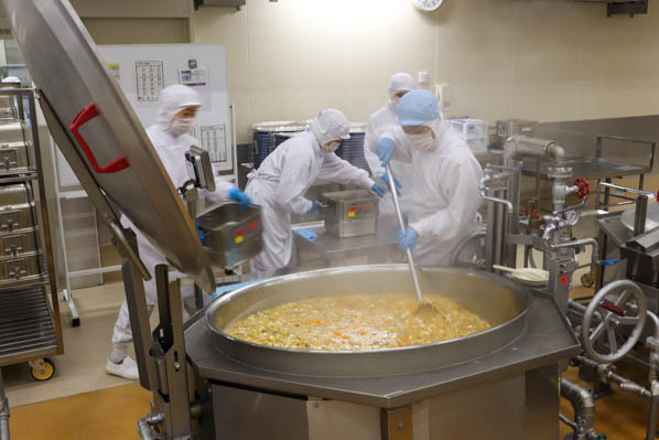 釜の汁物を混ぜている写真