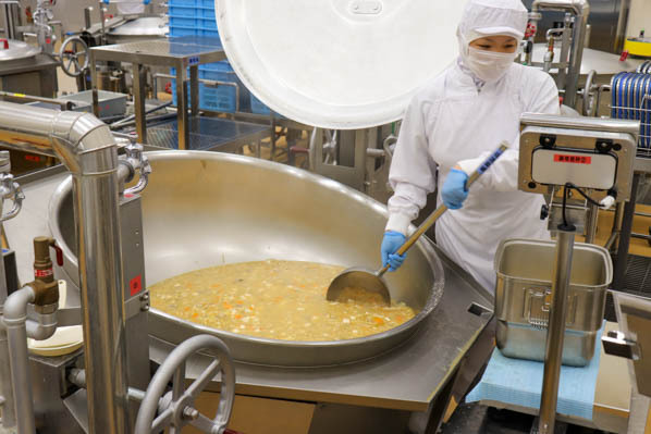 汁物を計量している写真