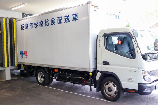 給食を積んだトラックの写真