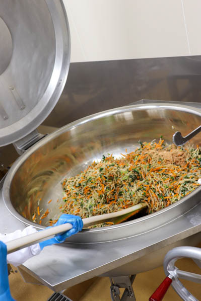 和え物を作っている写真