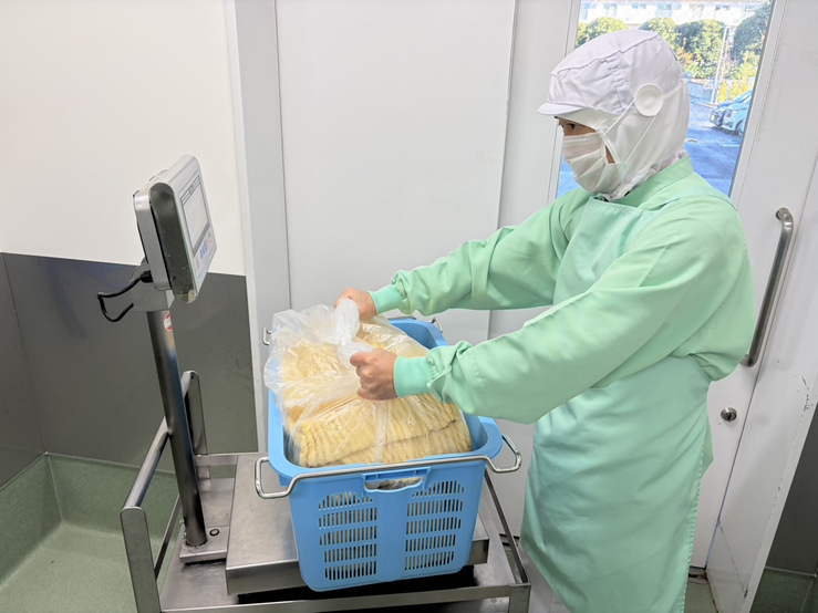 食材を計量している写真