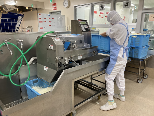 野菜を機械で切る写真