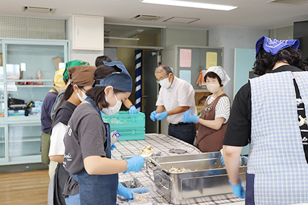 みんなでおにぎりを作っている写真