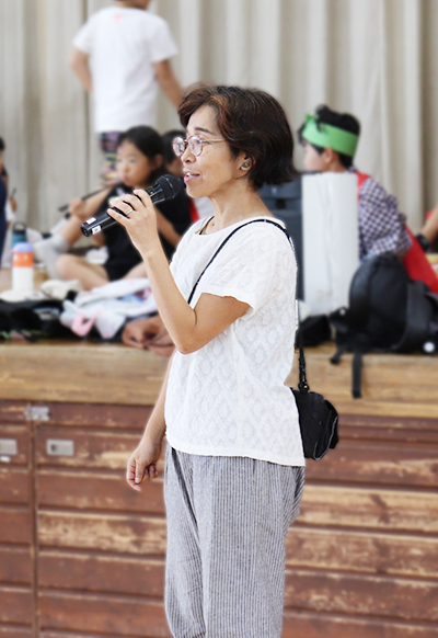 みなさんに声をかける藤本さん