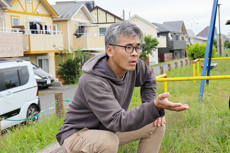 小川会長がインタビューを受けているようすの写真