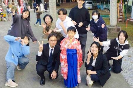 会員の七五三をみんなでお祝いしている写真