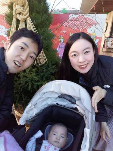 画像：モリタウンに飾られていた松竹梅の前での家族写真