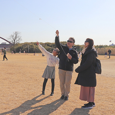 写真：たこをあげる家族