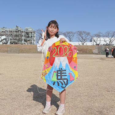 写真：たこを見せる女児