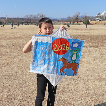 写真：たこを見せる男児
