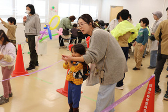 写真：催しを楽しむ親子