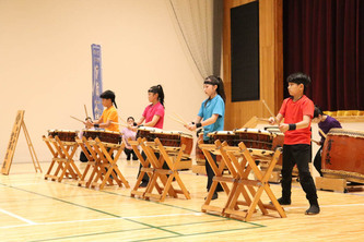 写真：太鼓をたたく子どもたち