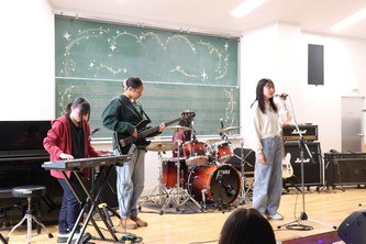 写真：バンド演奏をする子どもたち