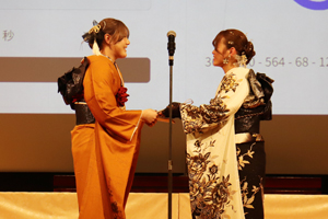 写真：当選者に実行委員が賞品を渡すようす