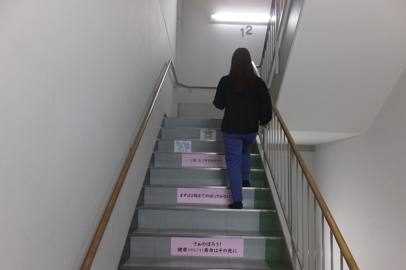 階段をのぼる様子