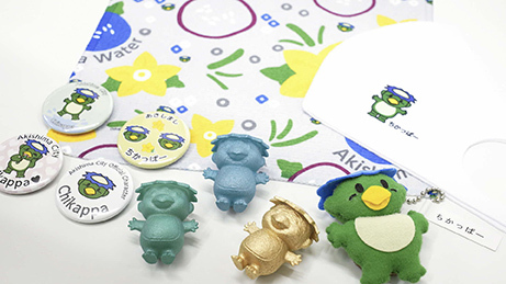 写真：カプセルトイの中身は、ちかっぱーの人形や缶バッジなど