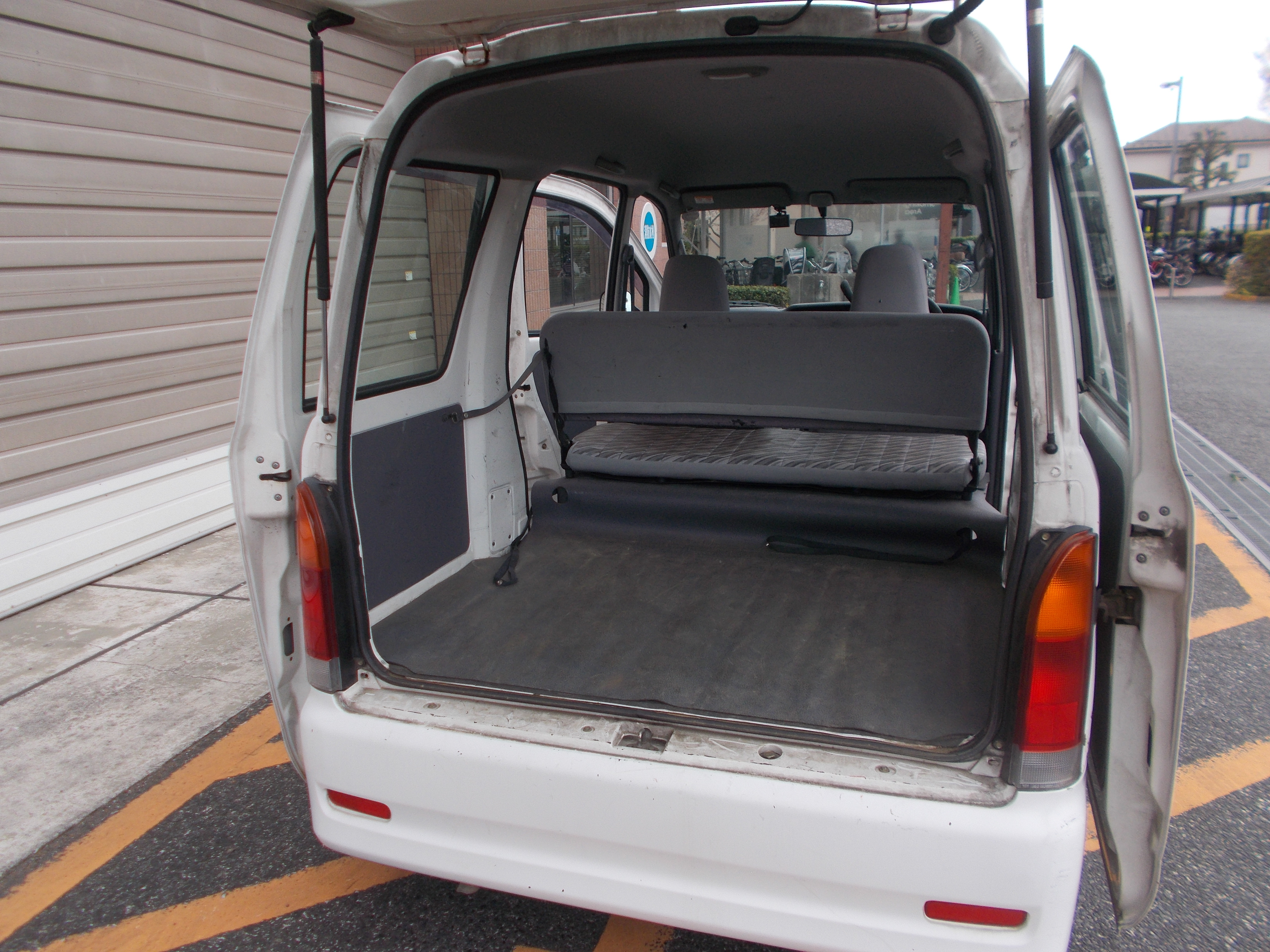 車両後部の写真