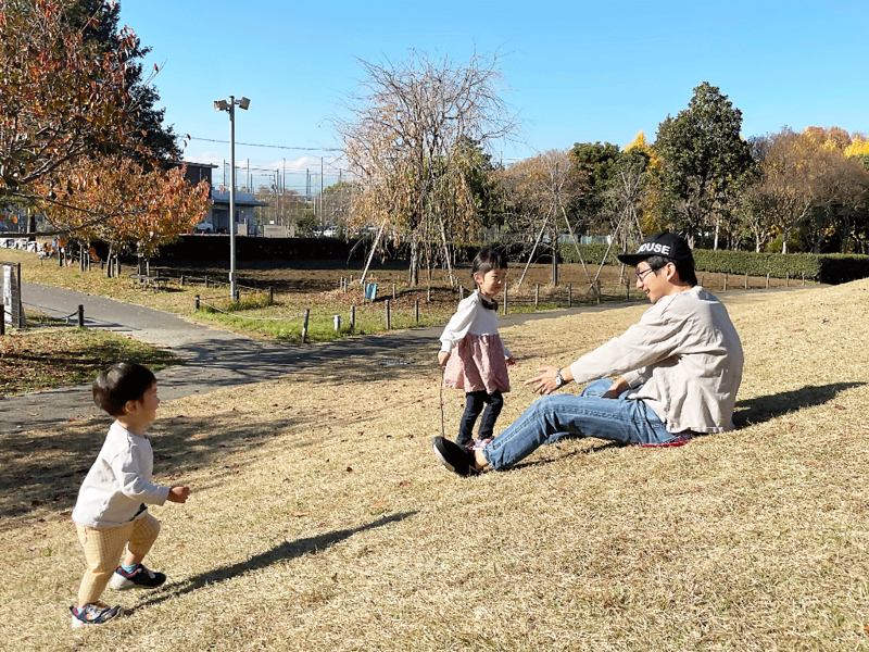 写真:エコパークで丘滑りをしているお父さんと子ども