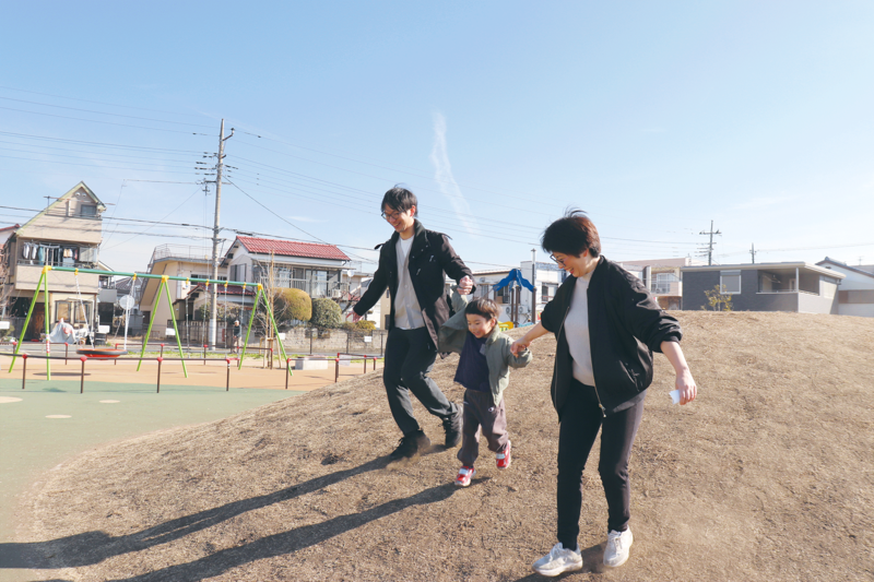 写真:南文化公園で遊んでいる親子