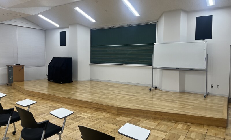 アキシマエンシス校舎棟音楽室の舞台の写真