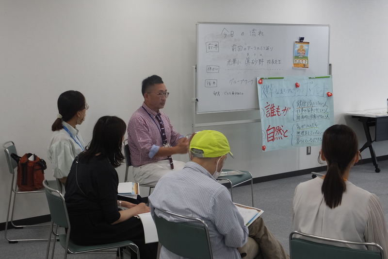 小学校の校長先生が話している様子の写真
