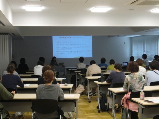 写真：講演会の様子全体