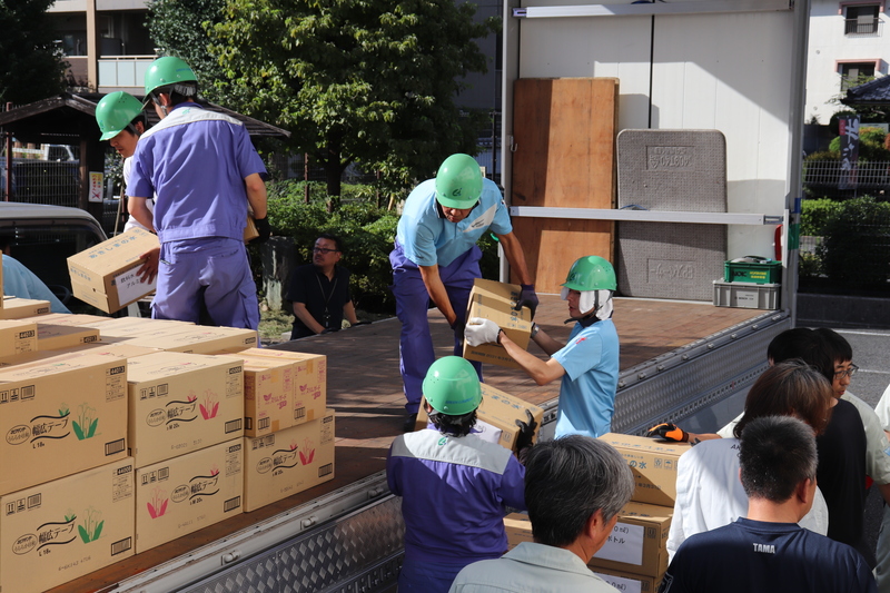 写真:支援物資を積み込む様子