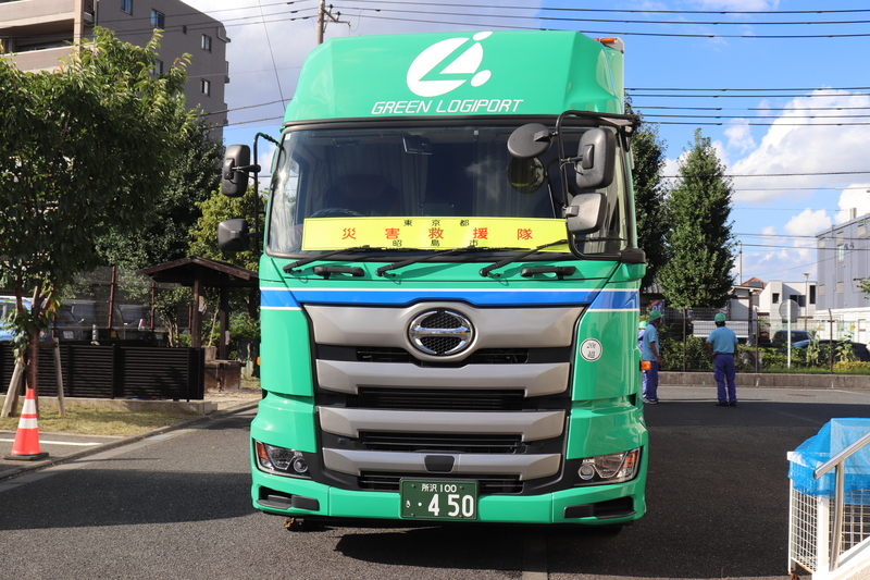 写真:災害救援隊の看板を掲げているトラック