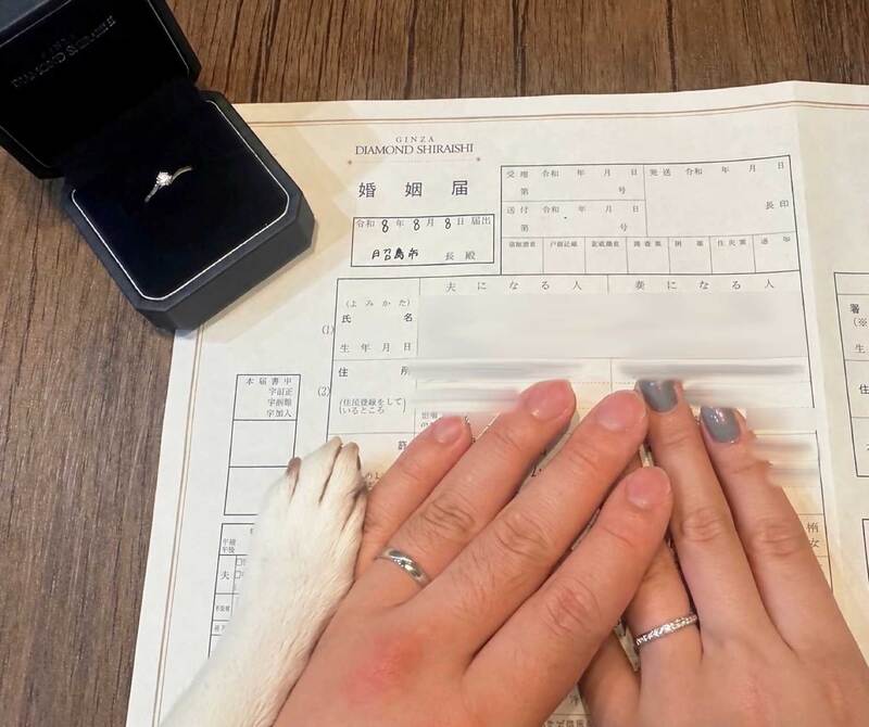 写真：婚姻届と婚約・結婚指輪