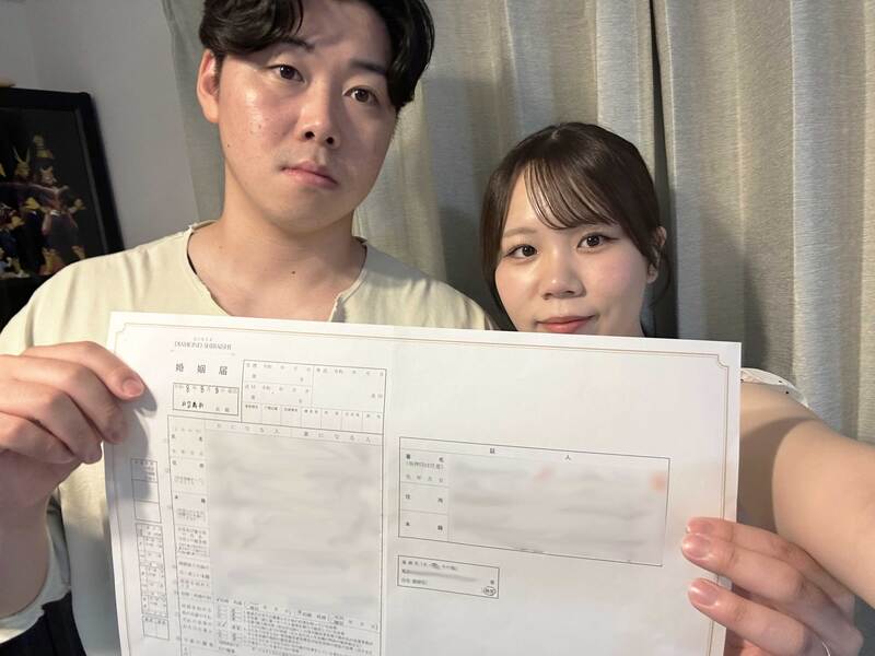写真：婚姻届を持ってツーショット