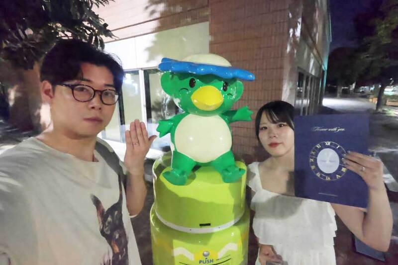写真：市役所の給水スポット前でのツーショット