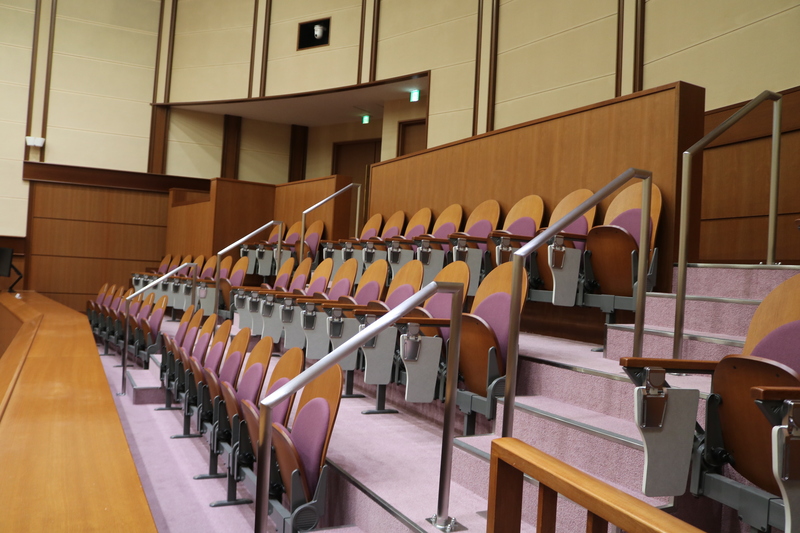 傍聴席に設置した手すりの写真