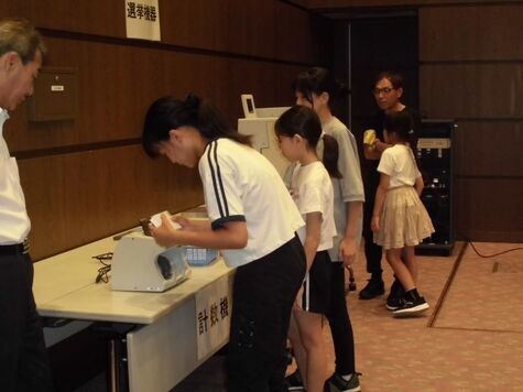 選挙機器操作の写真