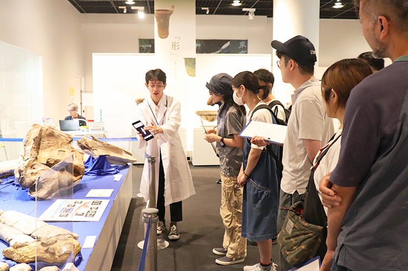 写真：来場者と尾﨑さん