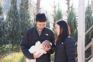 写真：赤ちゃんと両親