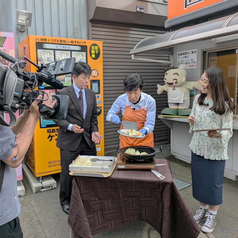 ケンちゃん餃子株式会社で焼き餃子に挑戦しているようす
