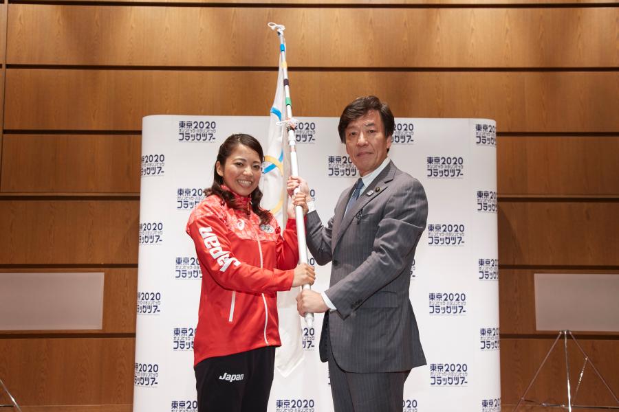 臼井市長と矢澤亜季さんがフラッグを持っている写真