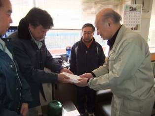 岩泉町役場到着後、北川市長をはじめ、市議会議員、市職員からの見舞金200万円を伊達町長に手渡しました。
